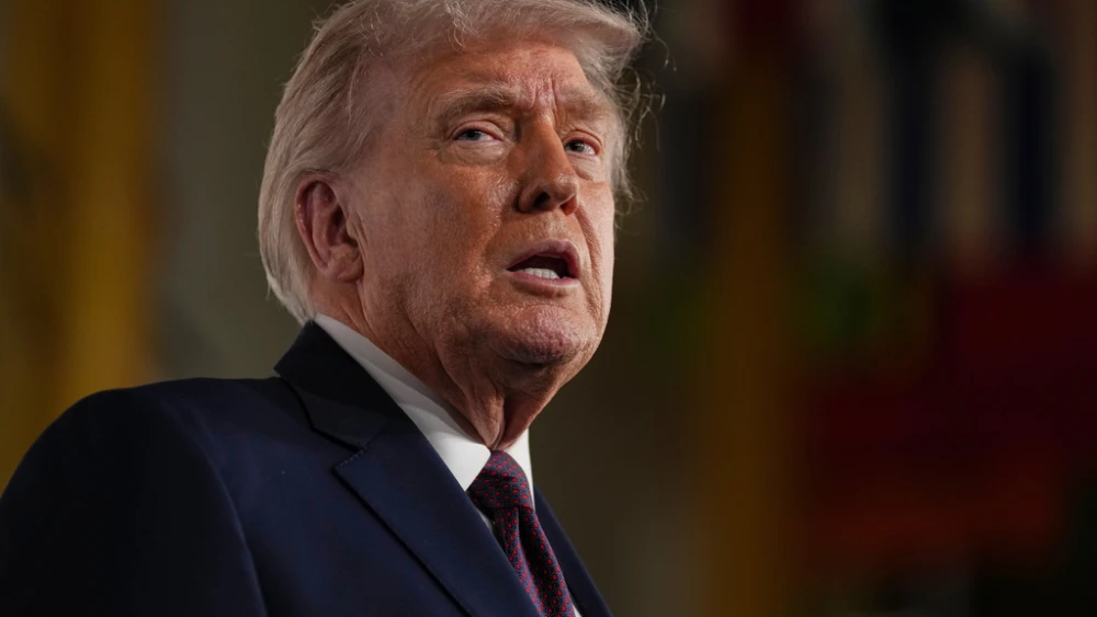 Donald Trump llega al estreno de "Melania", la película sobre la primera dama, Melania Trump, en el The John F. Kennedy Memorial Center For The Performing Arts, el 29 de enero de 2026, en Washington. (AP Foto/Allison Robbert)